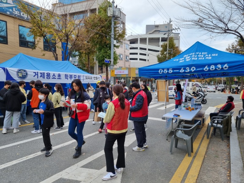 [크기변환]사진1(아주동 지사협, 찾아가는 복지원정대 캠페인 실시).jpg