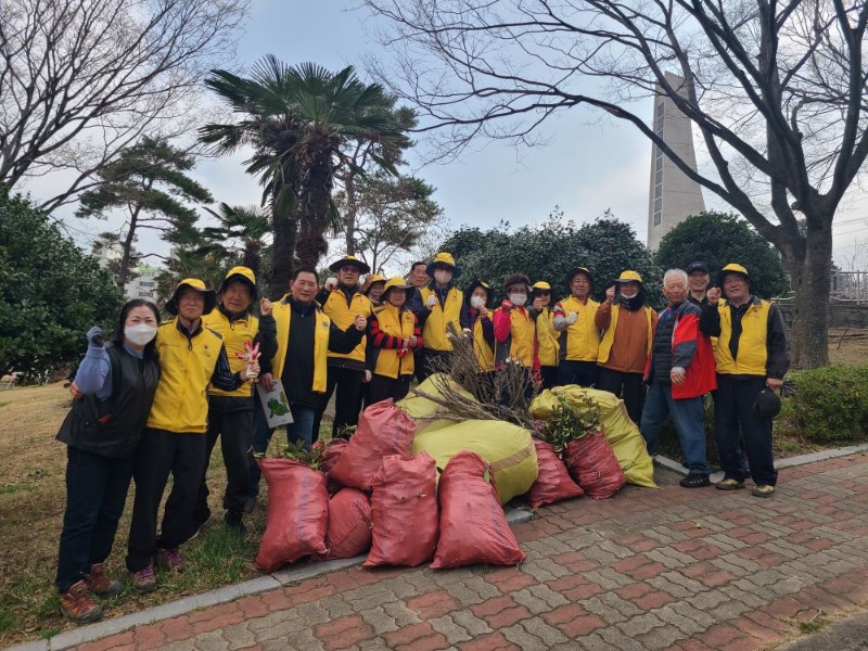 보도자료 사진(아주3.1기념공원 봄맞이 환경정비).jpg