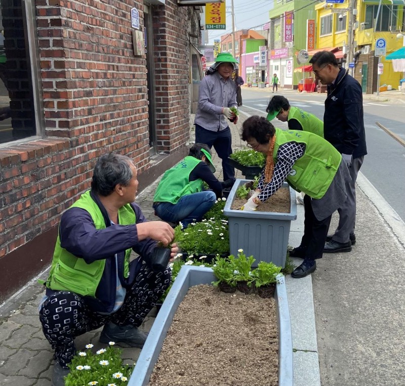 사진(동부면, 면민과 함께하는 새봄맞이 봄꽃 식재) (2).jpg