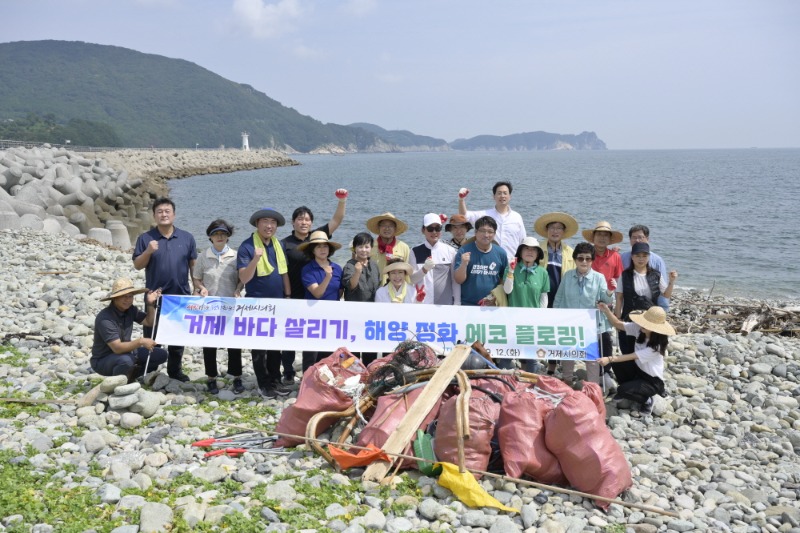 [크기변환]사본 -거제시의회 해안변 시찰 및 정화활동 (3).jpg