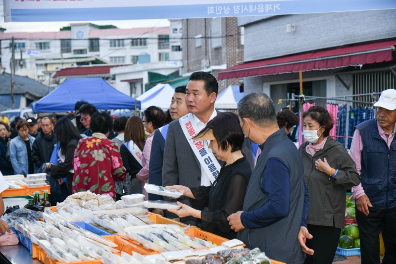 [크기변환]사진(추석맞이 거제읍내시장 장보기 행사 및 장바구니 캠페인 개최) (1).jpg