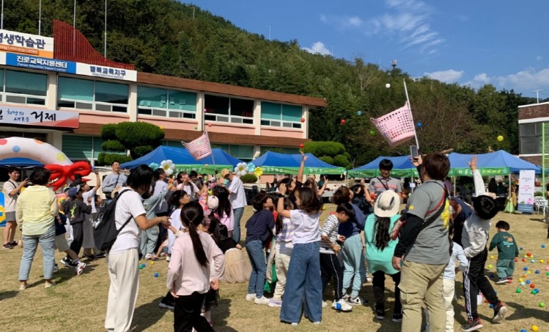 [크기변환]재미와 가치, 두 마리 토끼를 잡다‘거제시영어마을 ECO-ART FAIR’성료(4).jpeg