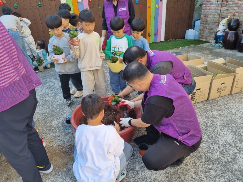 [크기변환]사진 2(나다운장평동지부, 어린들과 함께하는 꽃심기 체험 실시).jpg