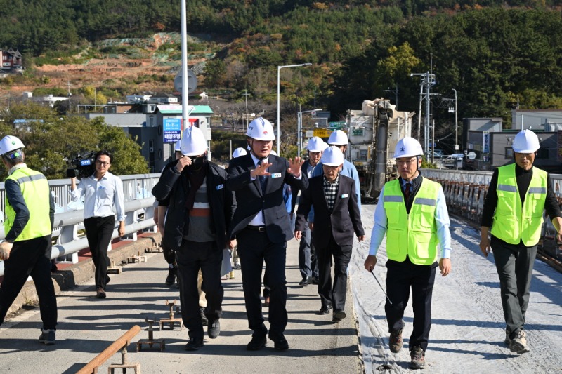 [크기변환]사진(박종우 거제시장  구)거제대교 보수·보강공사 현장점검) (2).jpg