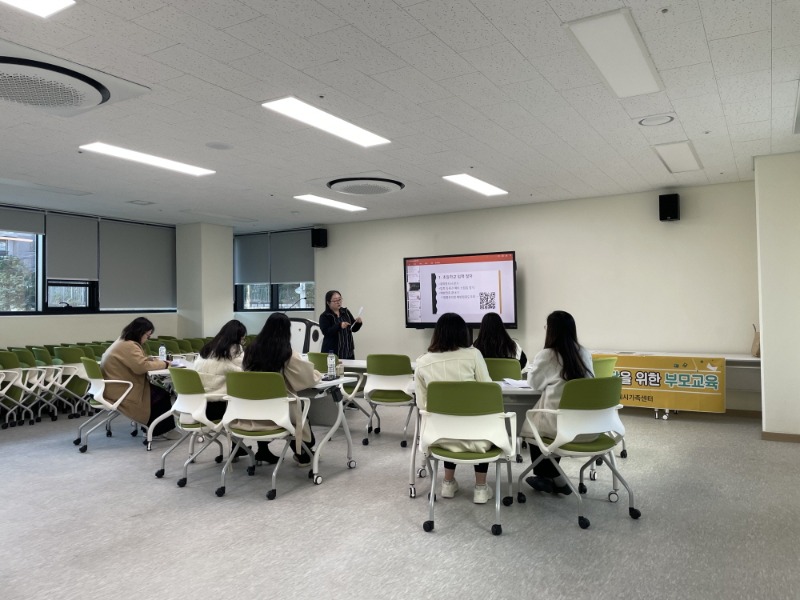 [크기변환]사진(거제시가족센터 다문화가족 자녀 초등학교 입학 준비를 위한 부모교육 진행).jpg