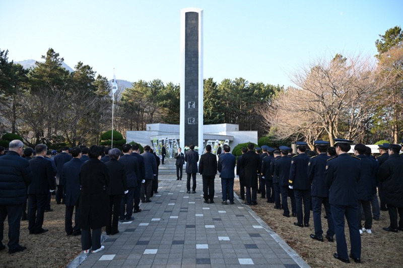 [크기변환]1-3. 관련사진(신년 충혼탑 참배 (2)).jpg