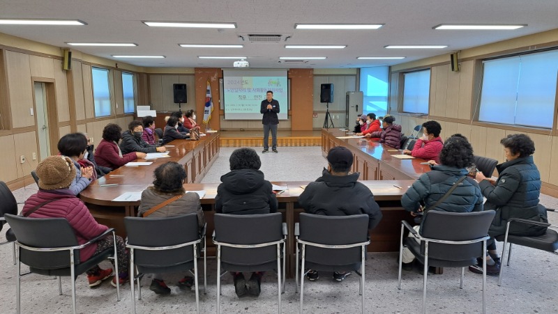 [크기변환]1-2. 사진(남부면노인일자리사업 참여자 대상 직무 및 안전교육 실시).jpg