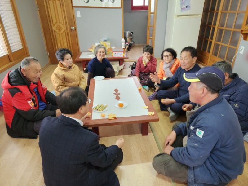 [크기변환]4-3. 관련사진(거제면, 설맞이 관내 경로당 27곳 방문 2).jpg