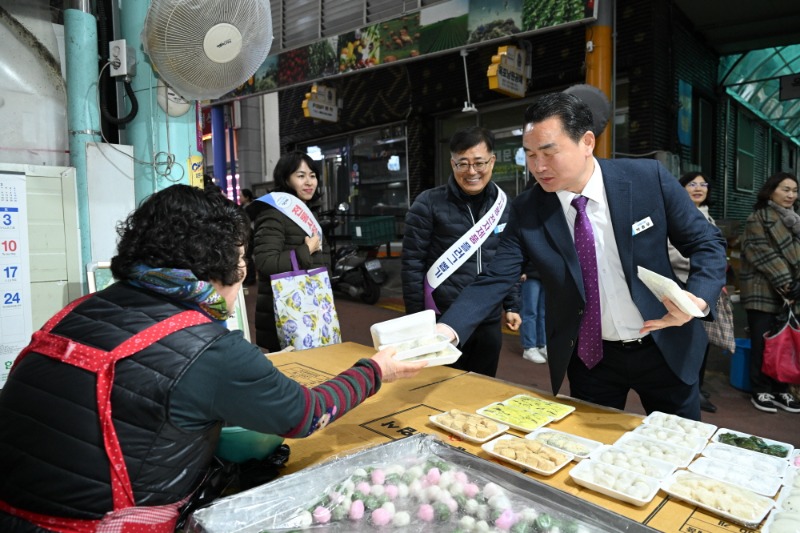 [크기변환]관련사진(거제시, 설 맞이 전통시장 장보기 행사 개최) (1).jpg