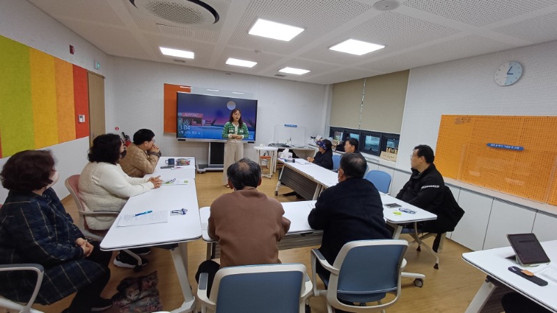 [크기변환]5-2. 관련사진(거제시 치매안심센터, 치매환자 가족 및 보호자를 위한 ‘헤아림 가족교실’ 운영).jpg