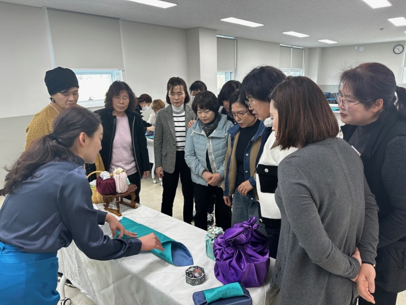 [크기변환]12-2. 관련사진(거제시 생활개선회, 친환경 포장 보자기아트 교육 실시 1).jpg