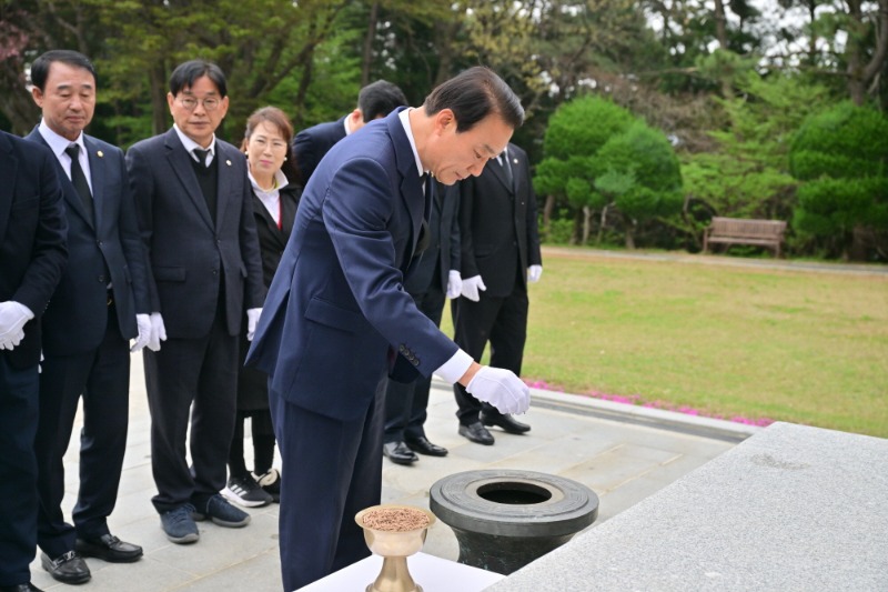 [크기변환]서일준 국회의원 당선인사 충혼탑 사진(1).jpg