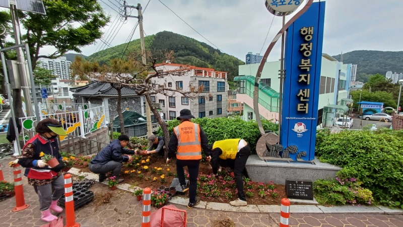 [크기변환]1-2. 관련사진(옥포2동행정복지센터 입구 꽃밭으로 새단장 1).jpg