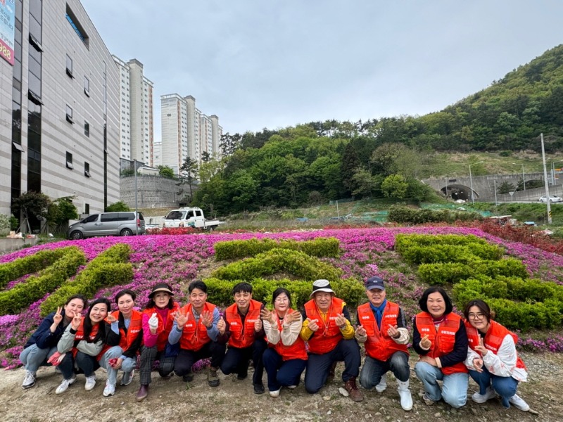 [크기변환]1-2. 관련사진(아주동 주민자치회, 봄맞이 꽃단장).jpg