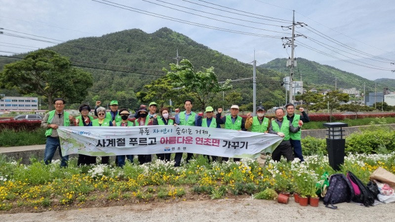 [크기변환]4-2. 관련사진(연초면, 연초천 한들길 꽃길 조성 1).jpg