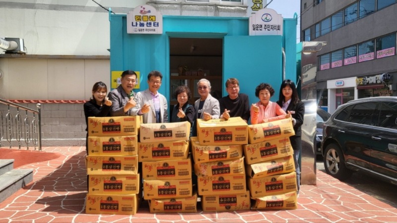 [크기변환]4-2. 관련사진(신한기업(주) 김주근 대표, 일운면 경로당에 간식 기부).jpg