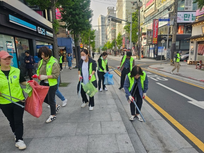 [크기변환]5-3. 관련사진(고현동 발전협의회, 골목길 청소의 날 행사 추진 2).jpg