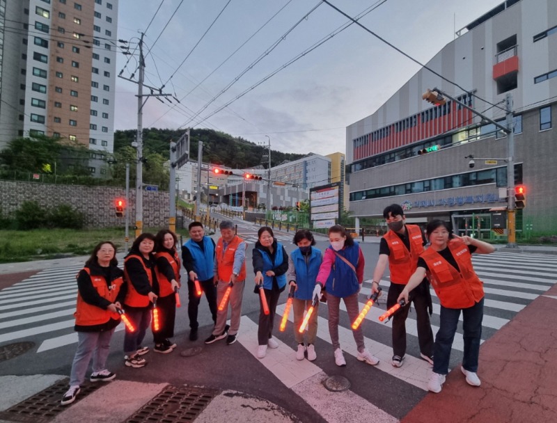 [크기변환]9-2. 관련사진(아주동 주민자치회, ‘동네 한 바퀴’ 사업 진행).jpg