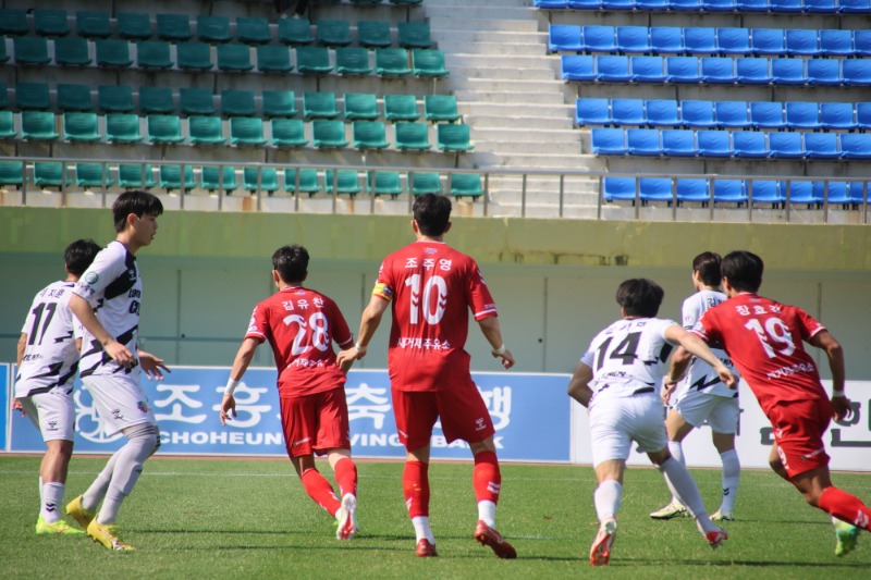 [크기변환]11-2. 관련사진(거제시민축구단  서울중랑축구단과 홈 경기에서 치열한 무승부 기록 1).JPG