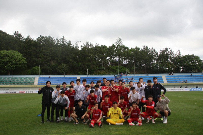 [크기변환]2-2. 관련사진(거제시민축구단, 2024시즌 K4리그 경남 더비전에서 진주를 31로 꺾고 값진 승리 얻어).jpg