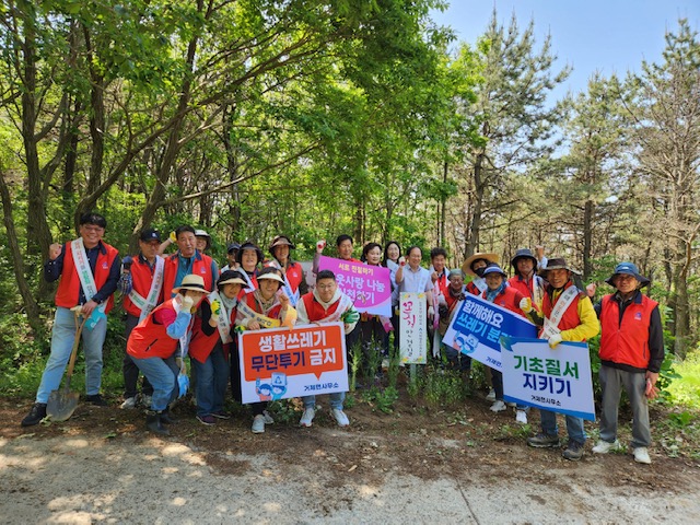 [크기변환]8-2. 관련사진(거제면 주민자치회, 옥산금성 탐방로 ‘깨끗’ 시민의식 캠페인으로 방문객 미소 ‘방긋’ 1).JPG