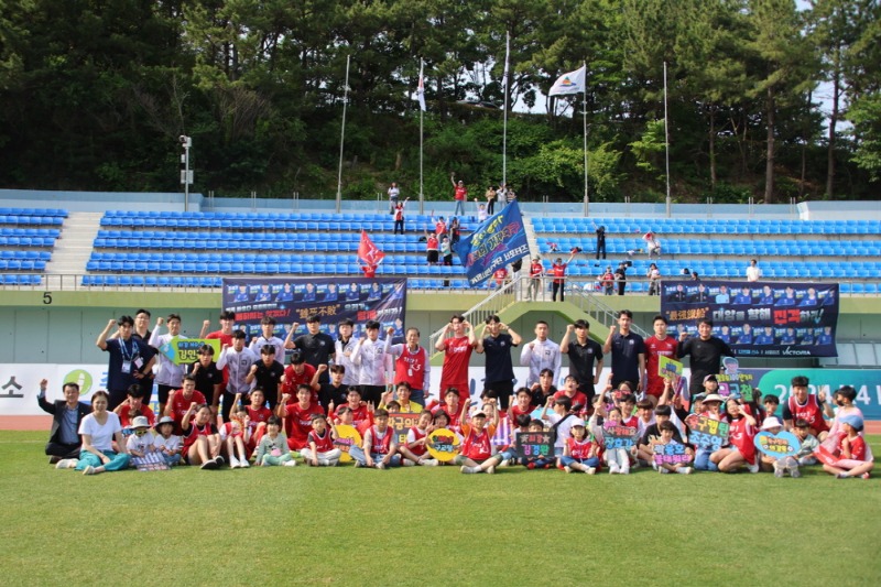 [크기변환]9-2. 관련사진(거제시민축구단, FC충주에 30 완승, 시민들과 함께 승리한 그날! 1).jpg