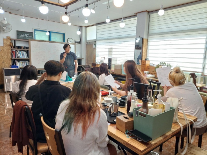 [크기변환]4-2. 관련사진(거제시, 학교 밖 청소년 바리스타 자격증반 운영 1).jpg