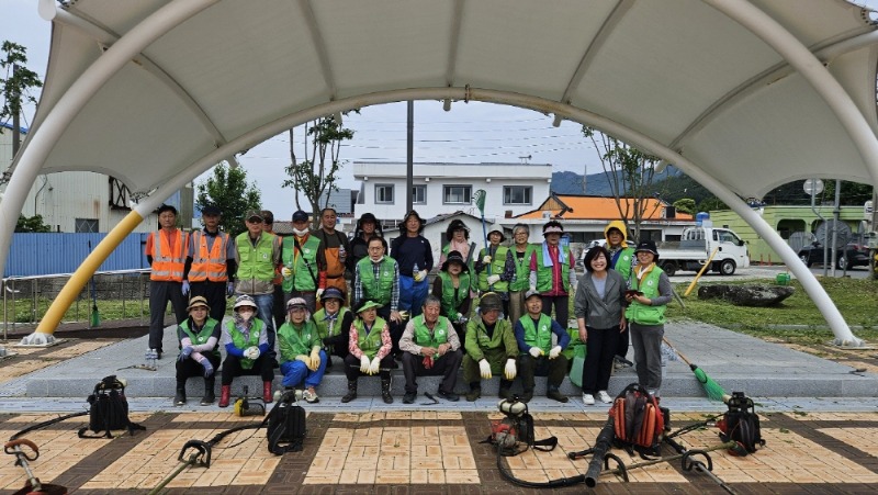 [크기변환]2-2. 관련사진(동부면 자연보호협회, 골목길 청소 활동 실시 “깨끗한 골목길, 우리 손으로!” 1).jpg