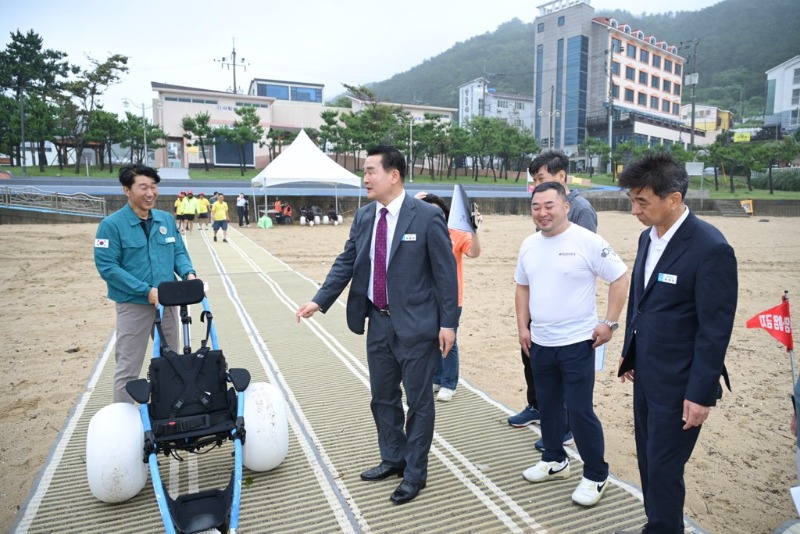 [크기변환]4-3. 관련사진(박종우 거제시장, 이번에는 일일 일운면장으로 활약 2 - 와현해수욕장 방문).jpg