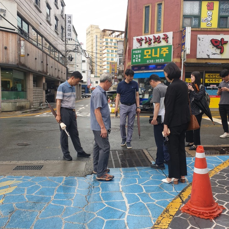 [크기변환]1-2. 관련사진(거제시 장마기간 전통시장 수해피해 예방 합동점검 나서 1).jpg