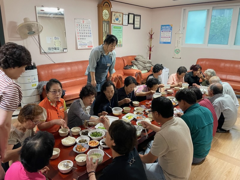 [크기변환]2-2. 관련사진(장승포동 주민자치회, 집중호우 이재민 위한 나눔 봉사 손길 전해 1).jpg