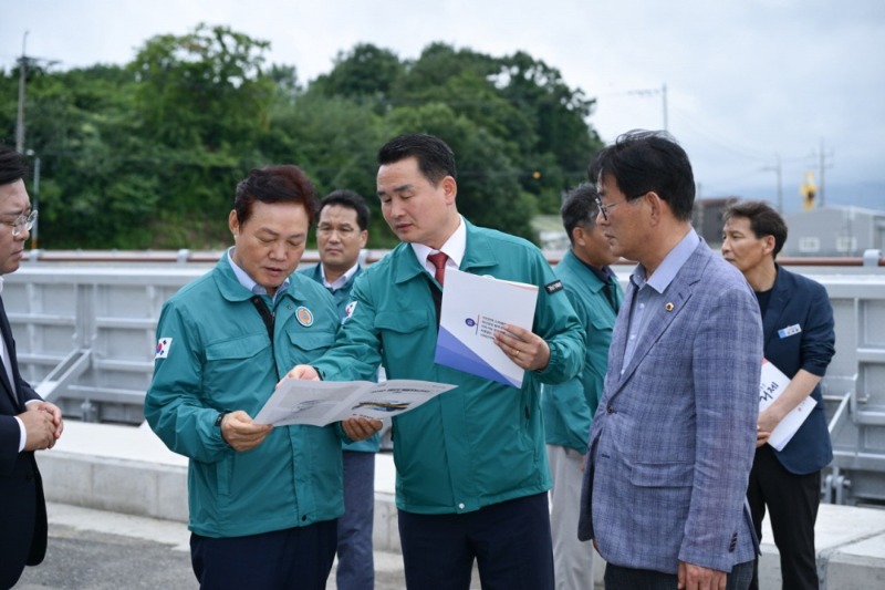 [크기변환]7-2. 관련사진(박완수 경남도지사, 여름철 자연재난예방을 위한 둔덕면 학산지구 현장방문 1).jpg