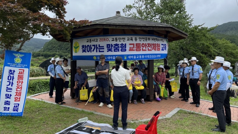 [크기변환]13-3. 관련사진(찾아가는 농기계순회수리교육과 교통안전교육 큰 호응 2).jpg