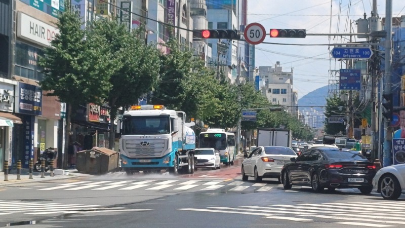 [크기변환]2-3. 관련사진(거제시, 폭염대비‘살수차’집중 운영 2).jpg