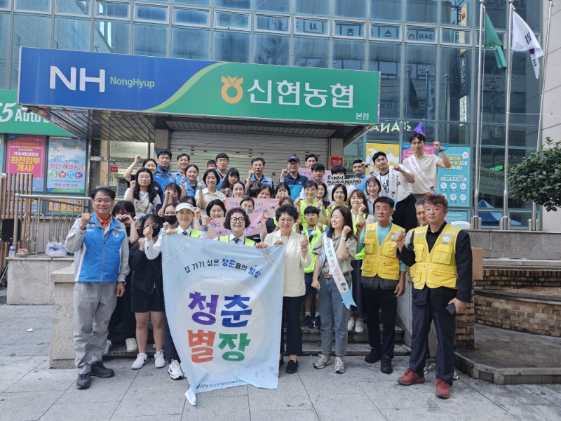 [크기변환]3-2. 관련사진(거제시, “건강한 청소년 거리문화 조성을 위한 아웃리치” 캠페인 펼쳐 1).jpg