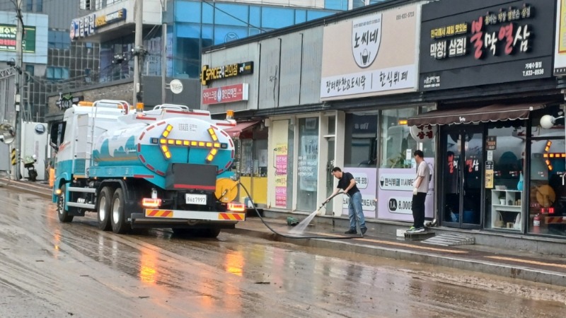 [크기변환]6-2. 관련사진(거제시, ‘노면청소 살수차’ 호우로 토사 유출된 도로·노면 청소 “제역할 톡톡” 1).jpg