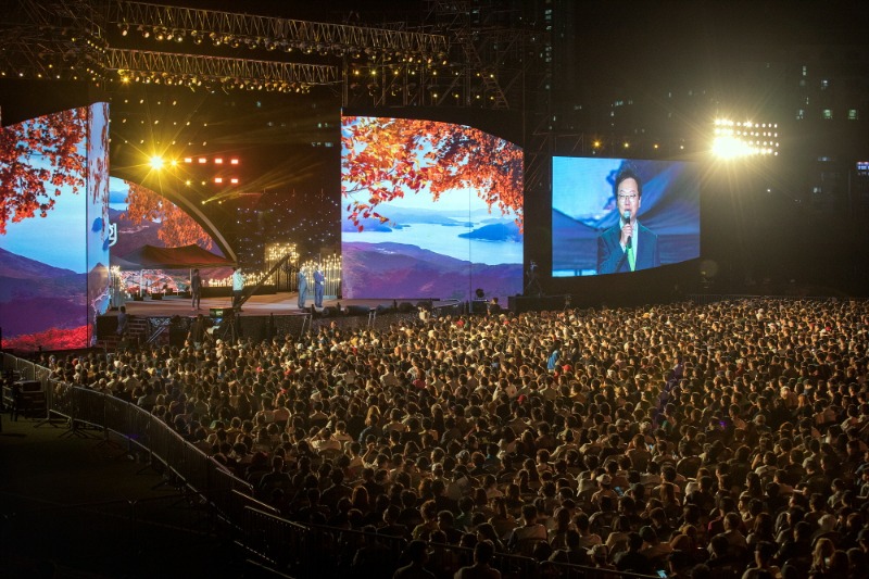 [크기변환]사진1. 삼성중공업 최성안 대표이사(부회장)가 창립 50주년 기념 _KBS 열린음악회_에서 임직원 및 선주, 거제 시민에게 인사말을 전하고 있다.jpg