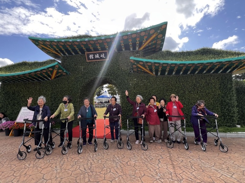 [크기변환]관련사진(거제섬꽃축제 시니어층을 사로잡다) (1).jpg