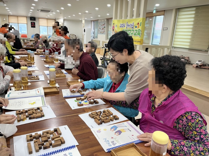 [크기변환]관련사진(치매안심센터, 노인주간보호센터로 찾아가는 인지교구 교육 높은 호응 속에 마무리) 1.jpg