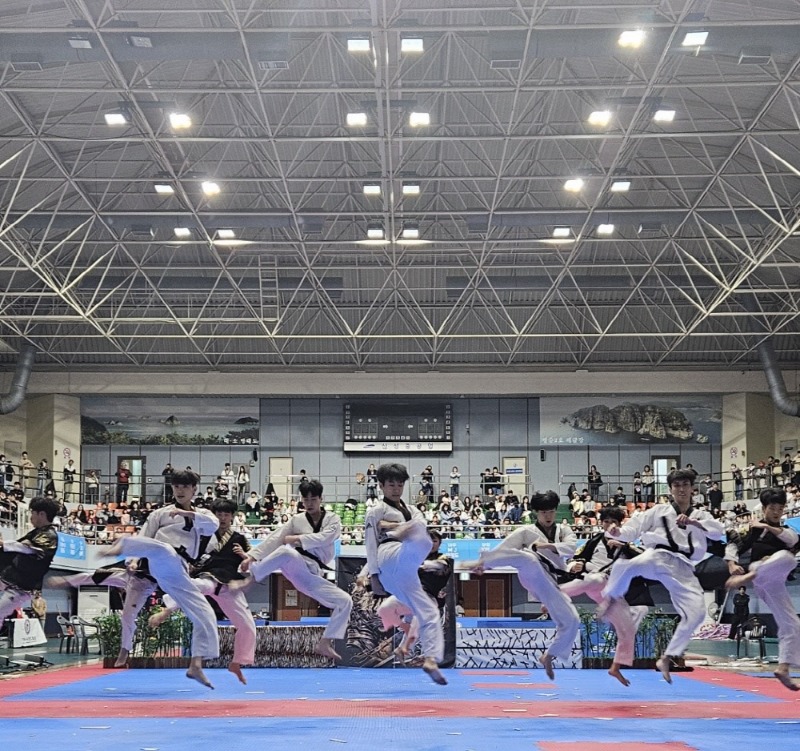 [크기변환]6-2. 관련사진(제21회 거제시장기 태권도 겨루기대회 및 제24회 거제시 태권도협회장기 품새대회 성황리에 개최 1).jpeg