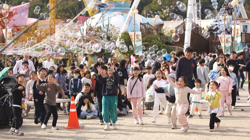 [크기변환][사진_2]_한화가_준비한_비눗방울_공연을_즐기고_있는_협력사가족_아이들.jpg