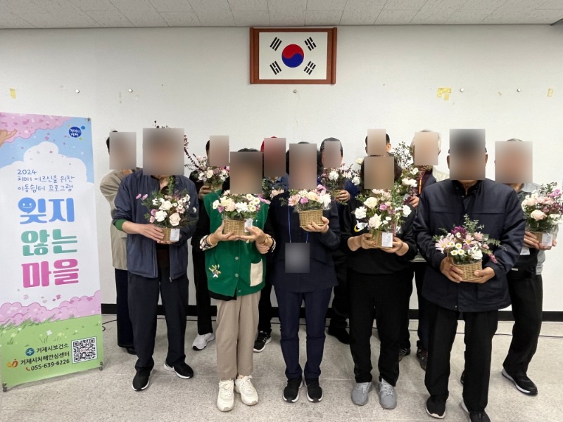 [크기변환]2-2. 관련사진(옥포2동, 치매이동쉼터 ‘잊지 않는 마을’ 내년에도 운영되길 희망하며 성황리 종료 1).jpg