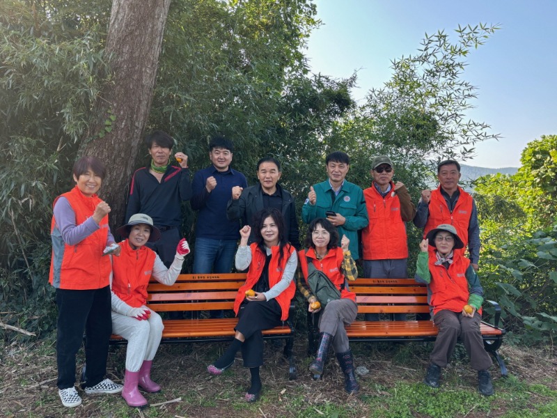 [크기변환]4-2. 관련사진(동부면 주민자치회, 취약계층 주거환경 개선사업 추진 및 유채씨 파종 1).jpg