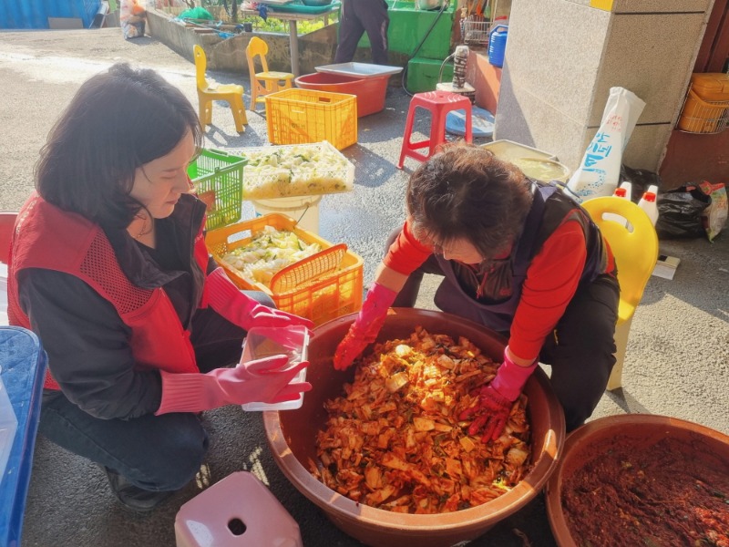 [크기변환]5-3. 관련사진(연초면지역사회보장협의체, 하반기 ‘지지고, 볶고, 나누고’ 사랑의 밑반찬 나눔 활동 2).JPG