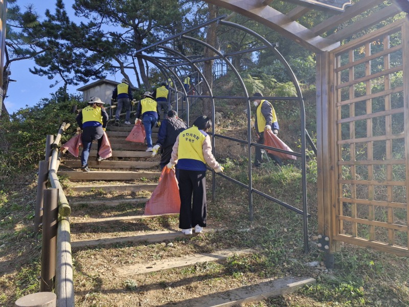 [크기변환]5-3. 관련사진(장목면, 주민자치회와 함께하는 망봉산 주변 자연정화 실시 2).jpg