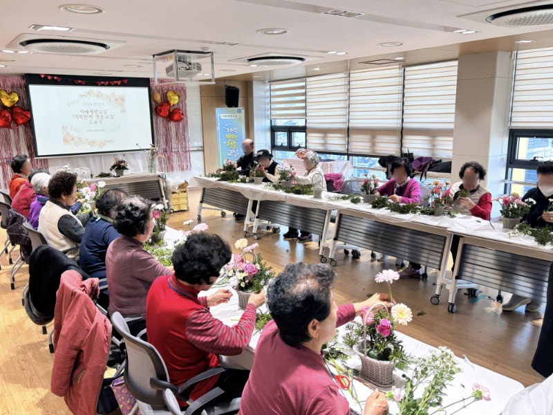 [크기변환]4-2. 관련사진(거제시 치매안심센터 하반기 치매예방교실 ‘기억반짝 청춘교실’ 수료 1 - 수료식 꽃바구니만들기).jpeg