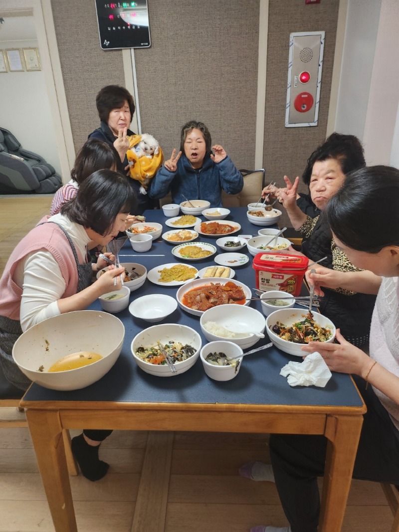 [크기변환]6-2. 관련사진(아주동 사랑봉사단, 따뜻한 선행 이어져).jpg