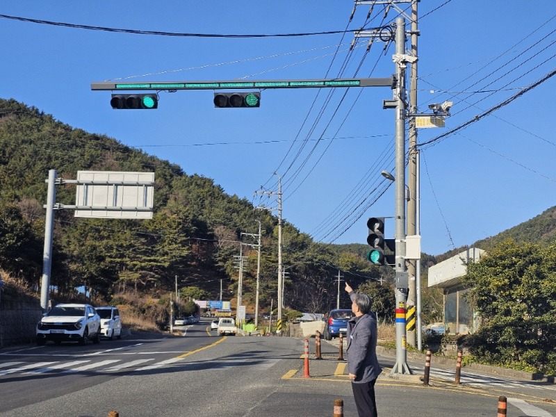 [크기변환]10-2. 관련사진(거제시, 운전 환경 개선를 위한 LED 차량신호등 보조장치 시범운영 시작 1 - LED 차량신호등 현장 사진).jpg