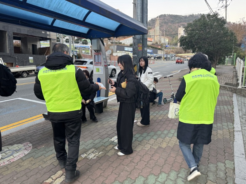 [크기변환]4-3. 관련사진(연초면 청소년지도위원회 연말맞이 청소년 유해환경 점검 활동 2).jpeg