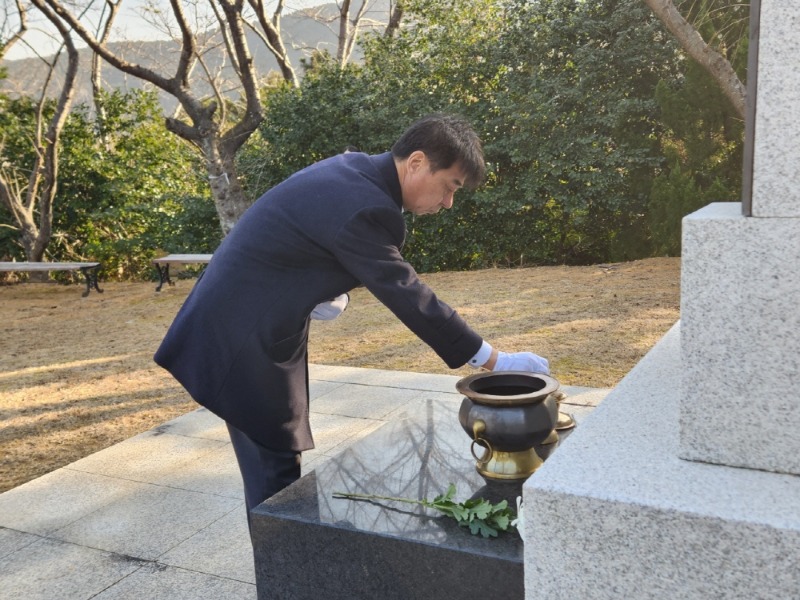 [크기변환]1-2. 관련사진(일운면 충혼묘지, 신년 참배 실시 1).jpg